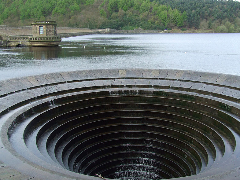 Сброс воды десногорское. Водосброс плотины Монтичелло. Водохранилище Ледибауэр, Англия. ГЭС Монтичелло. Плотина Монтичелло дыра славы.